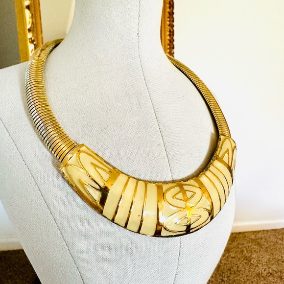 🔥 RARE Vintage Modernist Gold Tone Enameled Omega Necklace. - Picture 7 of 15